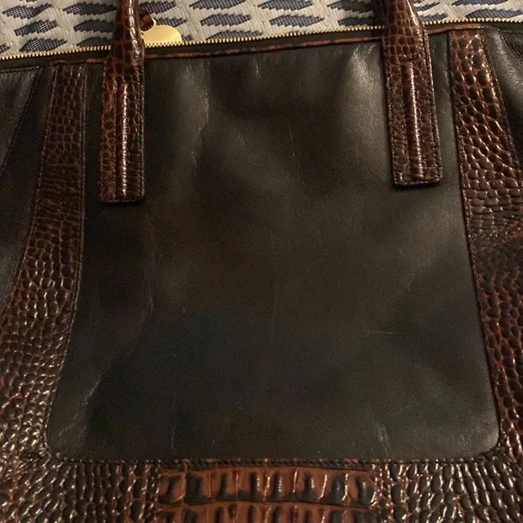 Beautiful leather Brahmin bag. Two zippers on top and 4 pockets on the inside. - Picture 10 of 10